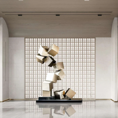Un buen precio. Cubo de oro Escultura de metal - Escultura de arte geométrico moderno en línea