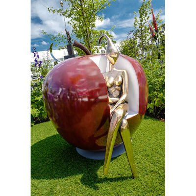Un buen precio. Contemplación Figura de bronce en una silla de manzana recubierta de polvo en línea
