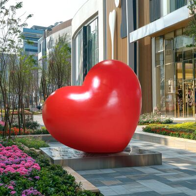 Un buen precio. Escultura comercial a medida Escultura de corazón de fibra de vidrio roja en línea