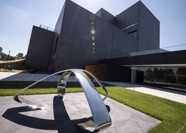 Un buen precio. Escultura al aire libre contemporánea única del metal del final del espejo para la decoración cuadrada en línea