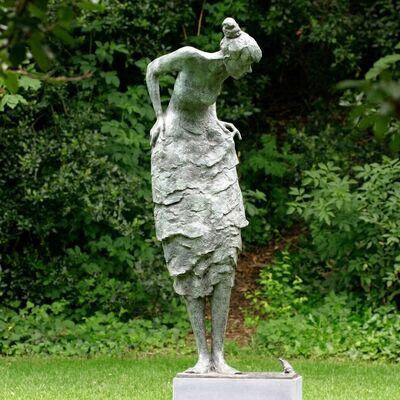Un buen precio. Estatua hecha a mano de mujer de bronce y rana del jardín - Patina de tamaño natural en línea