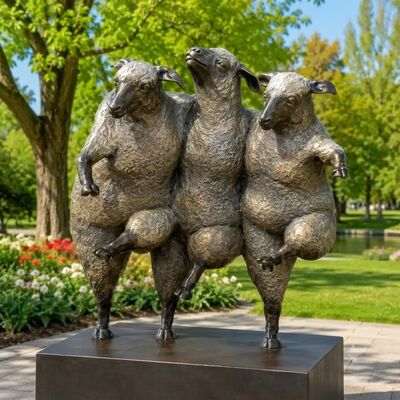 Un buen precio. Escultura de metal de bronce de ovejas danzantes caprichosas para decoración de jardín exterior en línea