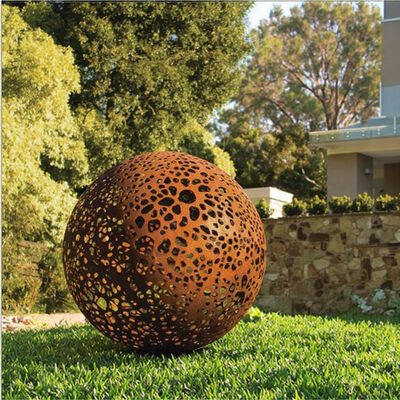 Un buen precio. Escultura de esfera hueca de metal oxidado de acero corten decorativa de jardín grande con diseño perforado para arte de paisaje exterior en línea