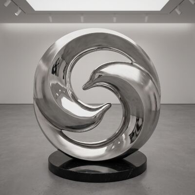 Un buen precio. Escultura contemporánea de delfines en espiral con espejo pulido de acero inoxidable en el jardín, junto a la piscina y en la plaza costera en línea