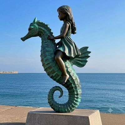 Un buen precio. Estatua de bronce de tamaño natural de una niña montando un caballito de mar en línea