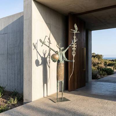 Un buen precio. Figura de Ibex chamánico moderno - Escultura al aire libre de bronce fundido a mano de 180 cm En línea
