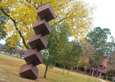 Un buen precio. Esculturas oxidadas abstractas del jardín, escultura cuadrada con estabilidad de la corrosión en línea