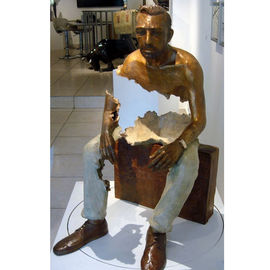 Un buen precio. Tiempo de la larga vida de la escultura del hombre del paisaje que se sienta del diseño de la estatua interior del bronce en línea