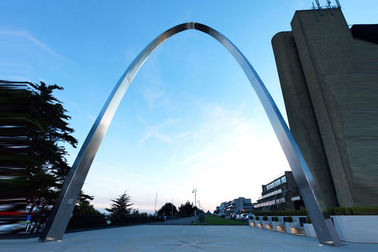 Un buen precio. Escultura pulida diseño del metal del acero inoxidable del final del arco para el diverso color en línea