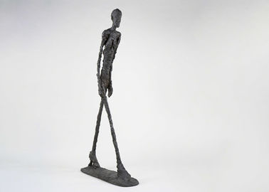 Un buen precio. El arte de tamaño natural de la yarda esculpe la escultura de bronce del hombre del trabajo que camina moderno de Giacometti en línea