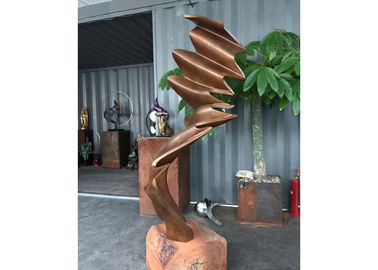 Un buen precio. El jardín moderno del metal esculpe la escultura de bronce occidental antigua del bastidor en línea