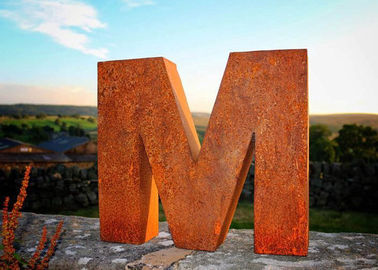 Un buen precio. Escultura al aire libre oxidada de acero del metal de la letra M del paisaje de la escultura de Corten de la decoración del parque en línea