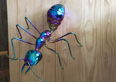 Un buen precio. Arte colorido del titanio del acero inoxidable de la escultura de la hormiga del metal de la decoración de la tabla en línea