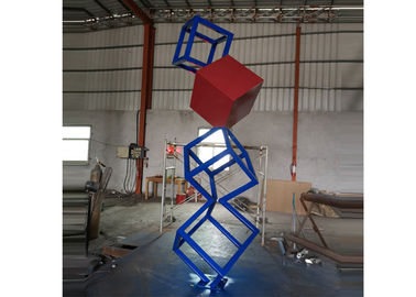 Un buen precio. Escultura pintada del acero inoxidable del arte moderno del cubo para la decoración del jardín en línea