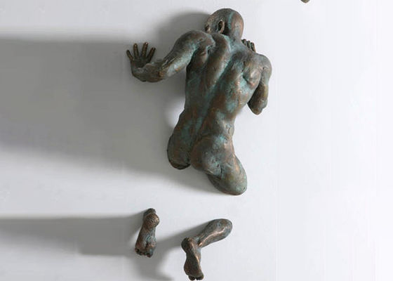 Un buen precio. Escultura montada en la pared del hombre de la pátina del bronce de tamaño natural del molde en línea