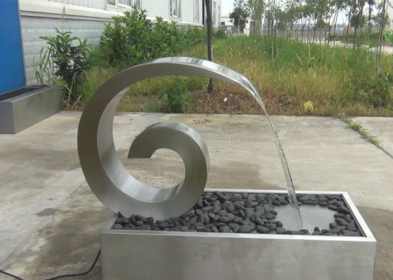 Un buen precio. La ducha de acero inoxidable de la fuente 304 arqueó la cortina de agua de la cobra para la piscina en línea