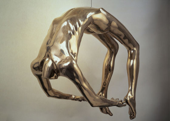 Un buen precio. Escultura de cobre amarillo moderna de tamaño natural de la estatua del hombre de la ejecución del bastidor en línea