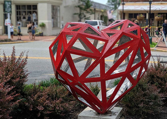 El contemporáneo pintó la escultura de acero inoxidable del jardín del corazón