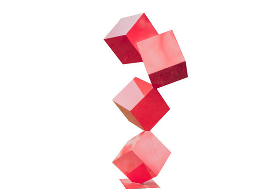 El contemporáneo de encargo del color pintó la escultura con gradas de acero inoxidable del cubo