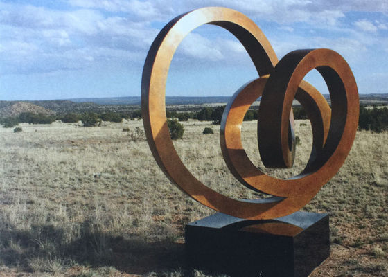 Escultura de acero de Corten del extracto contemporáneo con la base del granito