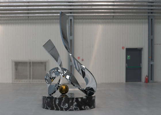Un buen precio. Escultura de acero inoxidable del espejo al aire libre moderno del extracto en línea
