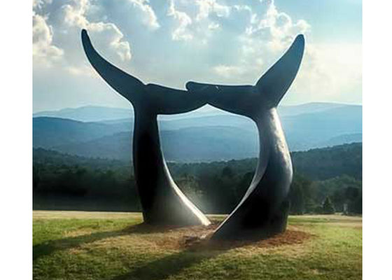 altura de los 250cm que forja la escultura de bronce de la ballena para al aire libre