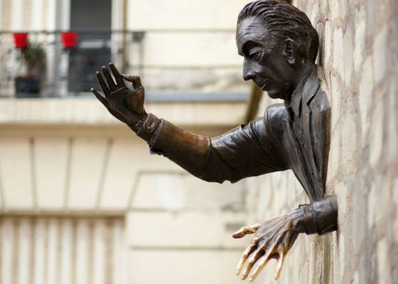 Un buen precio. Estatua de bronce de lanzamiento decorativa del hombre de la pared al aire libre de tamaño natural del ODM en línea