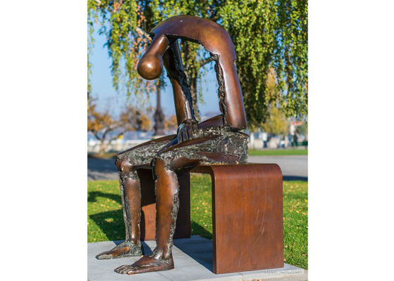 Hombre de bronce de lanzamiento de tamaño natural que se sienta en la estatua del banco
