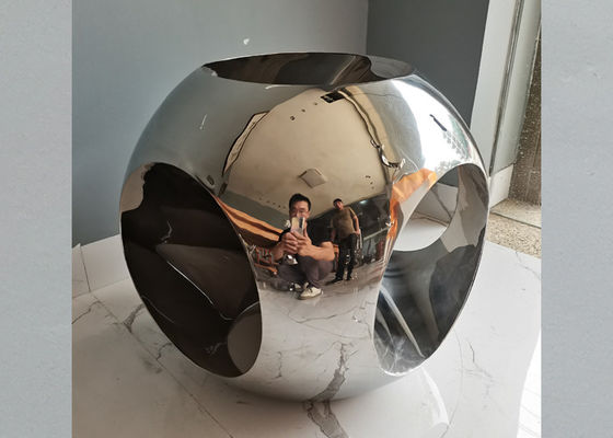 Un buen precio. Escultura inoxidable pulida de la bola de acero 316 de los 45cm para la decoración casera en línea