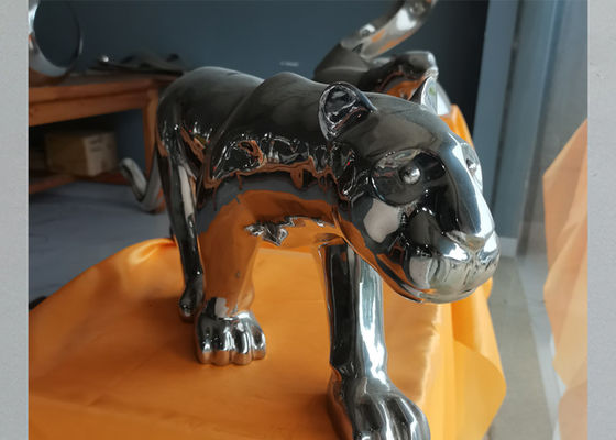La decoración interior moderna pulió la escultura de acero inoxidable del leopardo