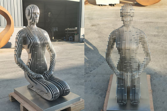 Un buen precio. Escultura de acero inoxidable de la mujer del arrodillamiento del final cepillado en línea
