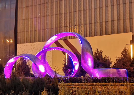 Un buen precio. Escultura abstracta de acero inoxidable de la cinta ligera al aire libre del OEM en línea