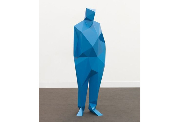Un buen precio. El azul urbano del paisaje pintó la estatua de acero inoxidable del hombre 3D en línea